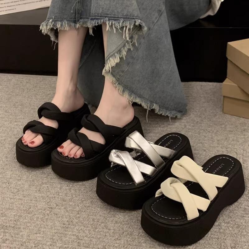 High-value beautiful slippers women's summer 2025 new versatile explosive casual muffin thick-soled heightening sandals