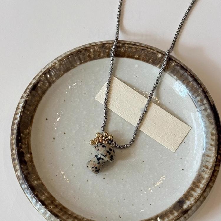 Stylish Mushroom Pendant Necklace Offering Elegant Charm and Comfort for Trendy Women and Nature Admirers Wear