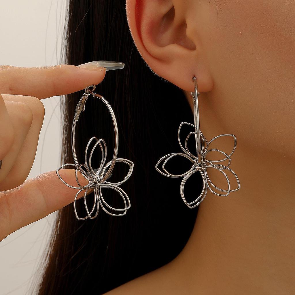 Exquisite 3D Hollow Flower Stud Earrings Necklace - Elegant European & American Design Jewelry for Women