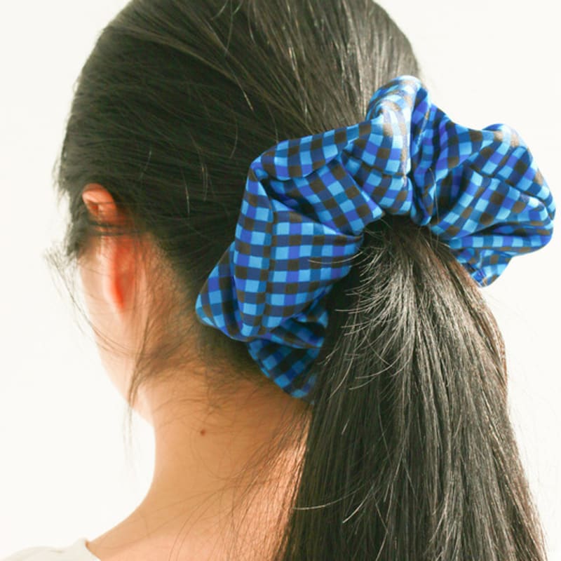 YAHNSISI Gingham Scrunchie - Blue