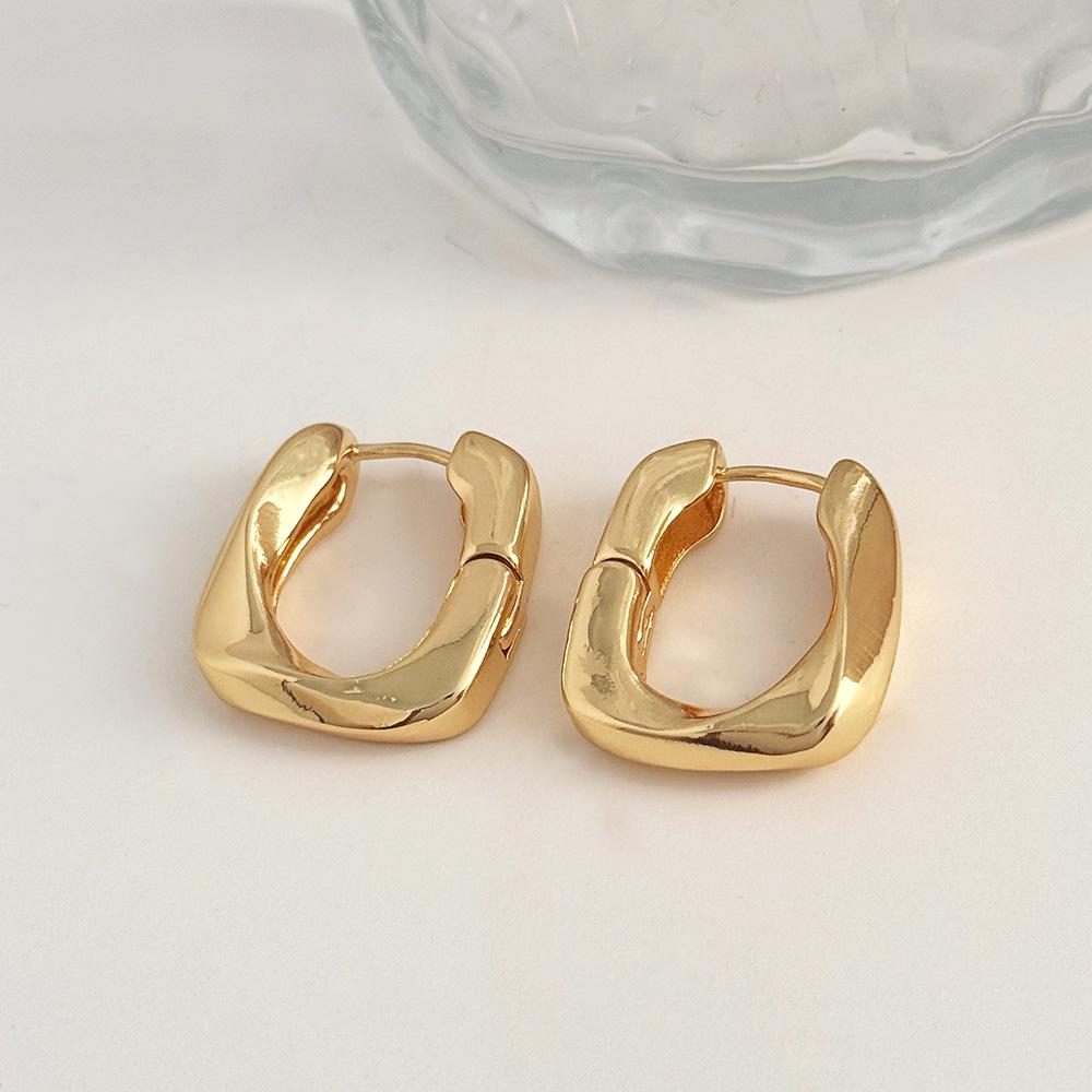 French-Inspired U-Shaped Gold-Plated Twist Earrings for Women: Unique Niche Design with a Sophisticated Touch