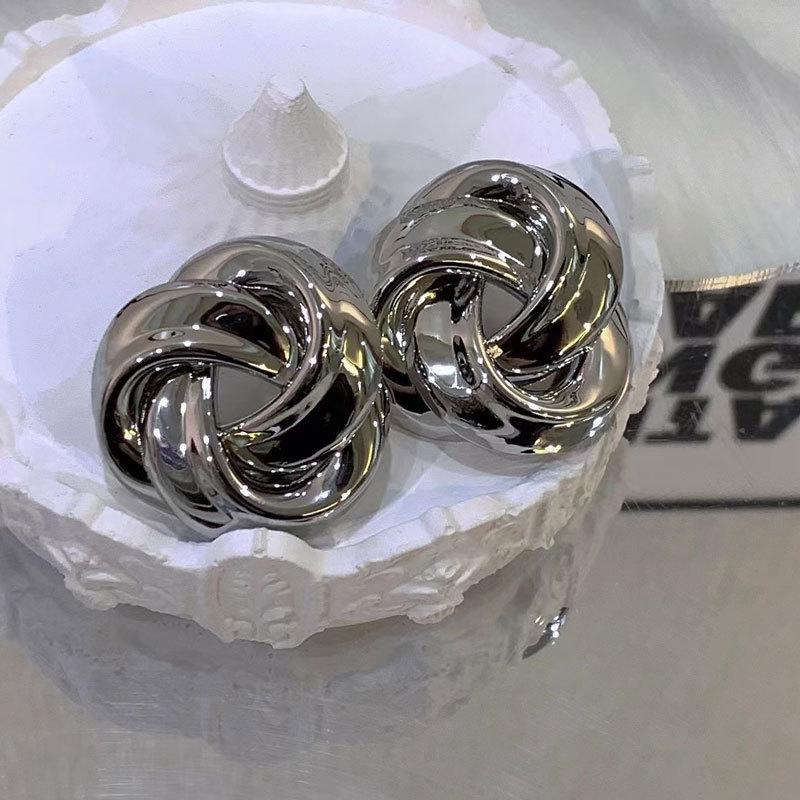 

Steel needle wrapped metal flower stud earrings French ins retro niche fashion earrings light luxury high-end earrings women