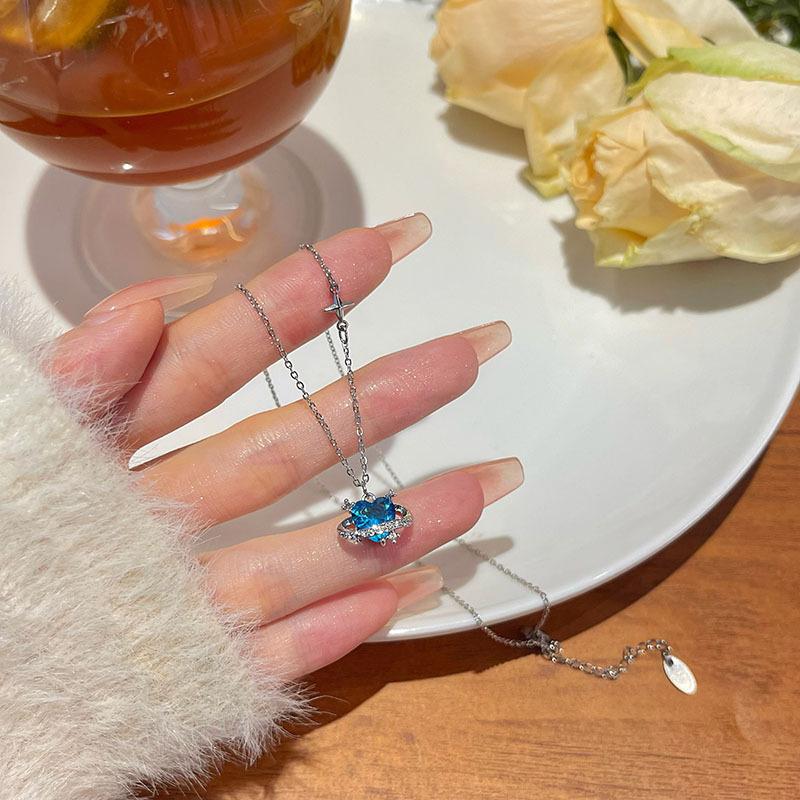 

Ожерелье из стерлингового серебра 925 пробы с синей планетой в форме сердца для женщин. Легкое роскошное ожерелье с дизайном меньшинства. Темно-синее ожерелье в форме ключицы в форме сердца.