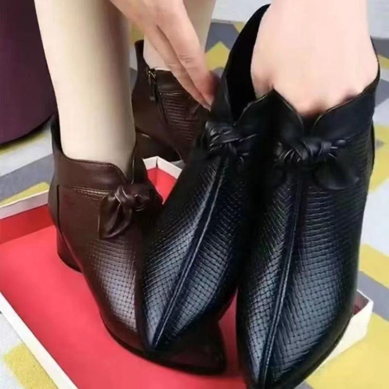 New Soft Leather Boots for Women in Autumn and Winter, Pointed-toe Fleece Short Boots, Versatile Shoes