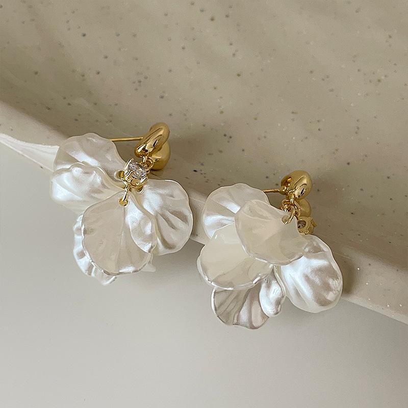 French Retro Shell Flower Fringed Stud Earrings Women'S Light Luxury Elegant High Sense Personality Temperament Versatile Earrings