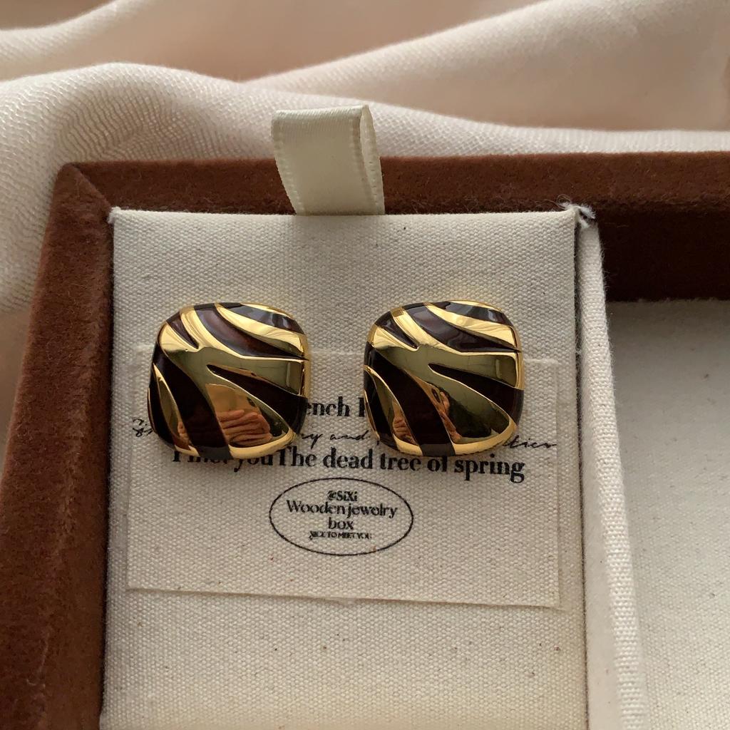 Unique Metal Zebra Pattern Stud Earrings French Retro Wild Light Luxury Niche Fashion Exquisite Commuting High Sense