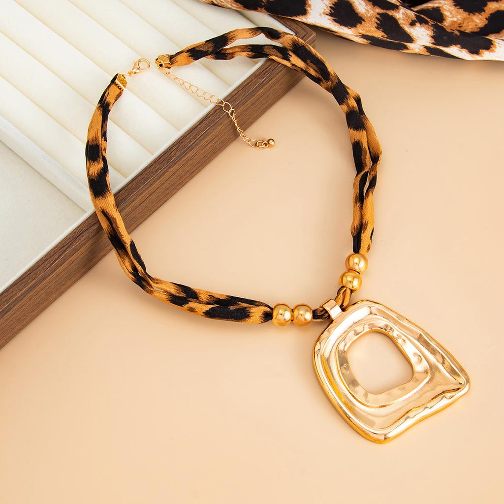 Sweet Cool INS Heart Alloy Pendant Necklace Unique Exaggerated Sexy Leopard Print Clavicle Chain for Women Daily Party Streetwear Jewelry Accessories