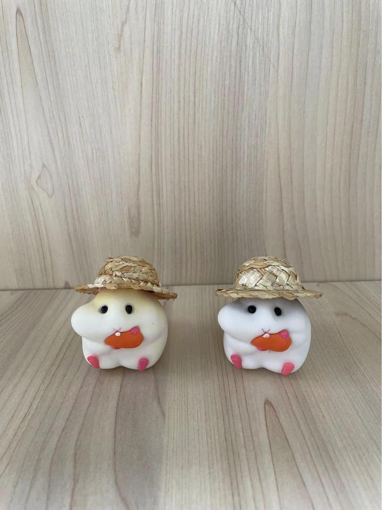 Peluche Criceto Scatola Cieca - Carino Ornamento per Auto con Cappello di Paglia