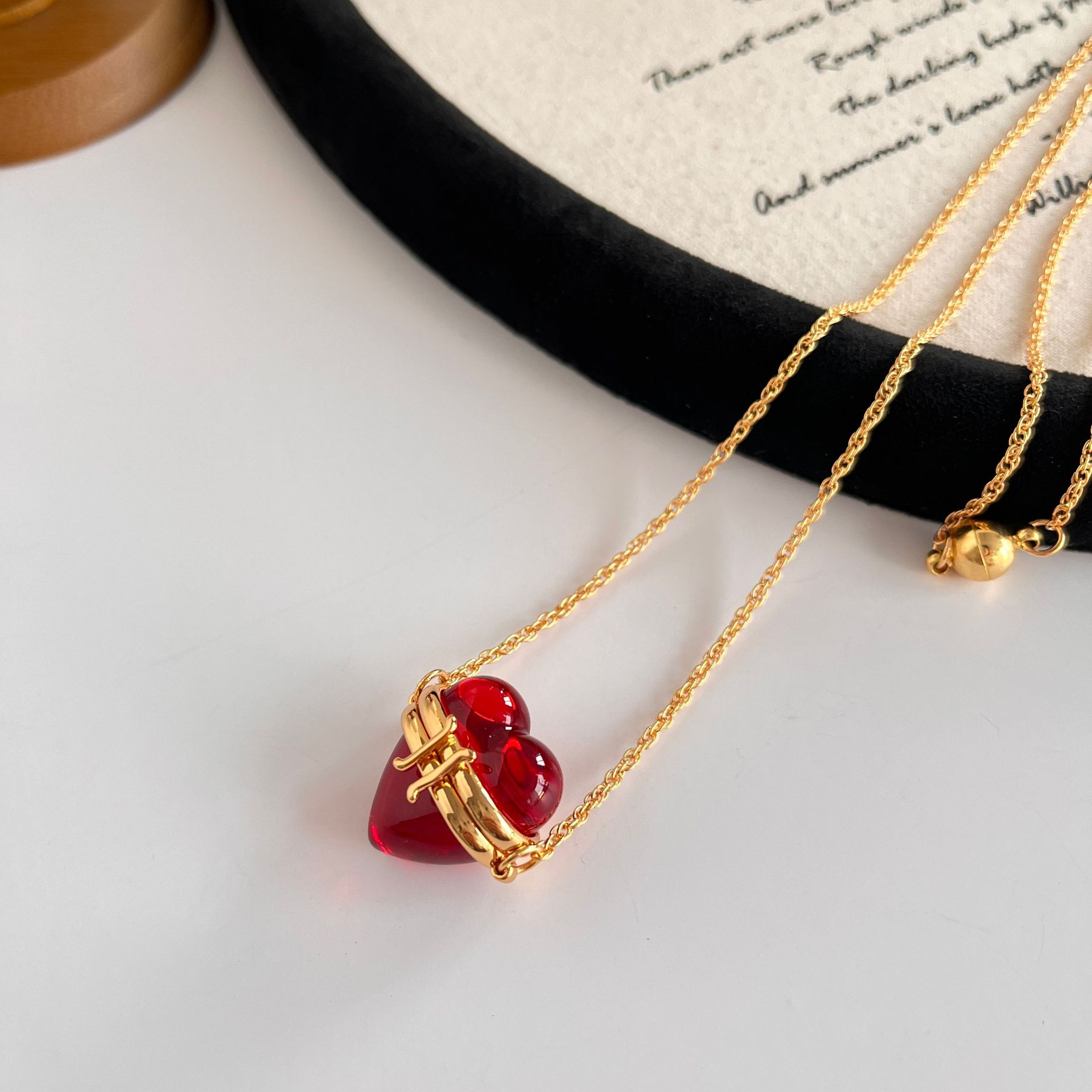 

Ретро-коробка для фотографий в форме персикового сердца в стиле ретро, красно-черная, с длинным ожерельем, сумка-мессенджер с длинной цепочкой для свитера