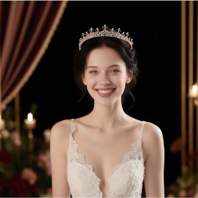 Couronne de Princesse Mariée Tiare à Strass Mode Européenne et Américaine Bandeau Style Couronne Royale Incrustée de Diamants Dorés Accessoire Photo
