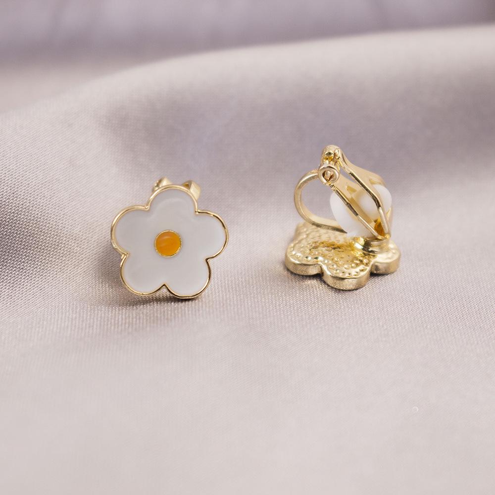 Elegant Clip-On Triangle Earrings for Non-Pierced Ears - Versatile, Light Luxury for Everyday Wear.