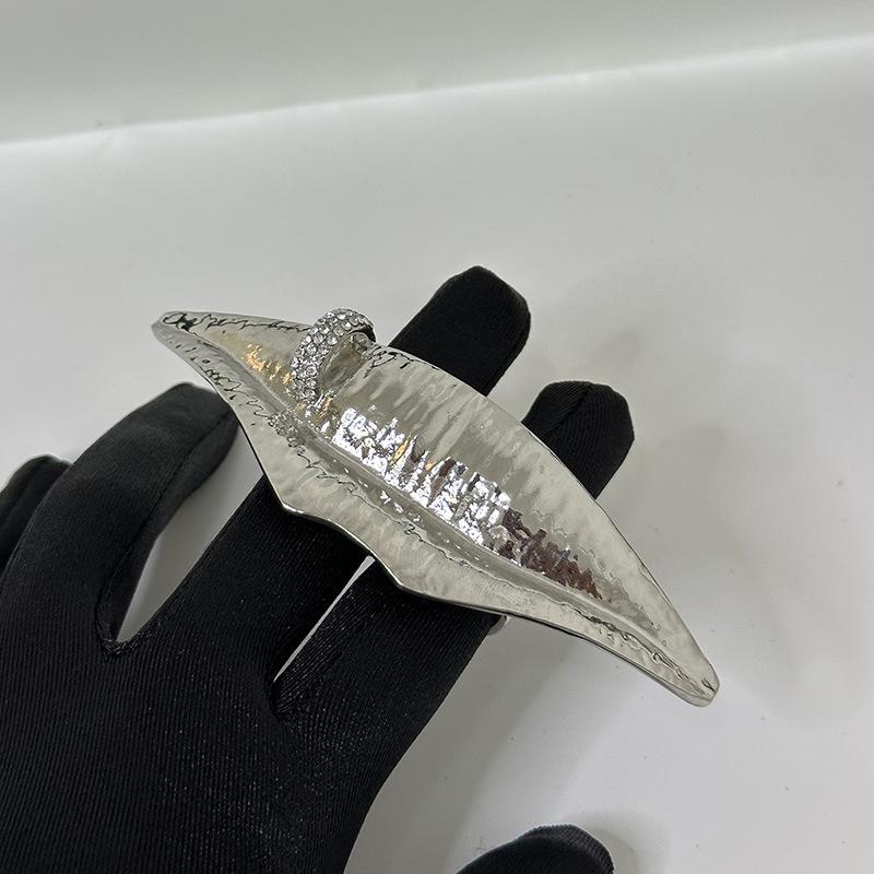 Exaggerated Metal Golden Plated Lips Shaped Adjustable Ring For Women Fashion Jewelry Accessories