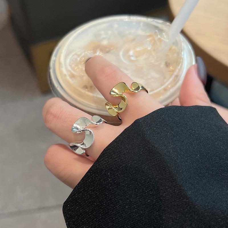 Women's Luxury Metallic Texture Adjustable Ring: Irregular Design for Socialite Style