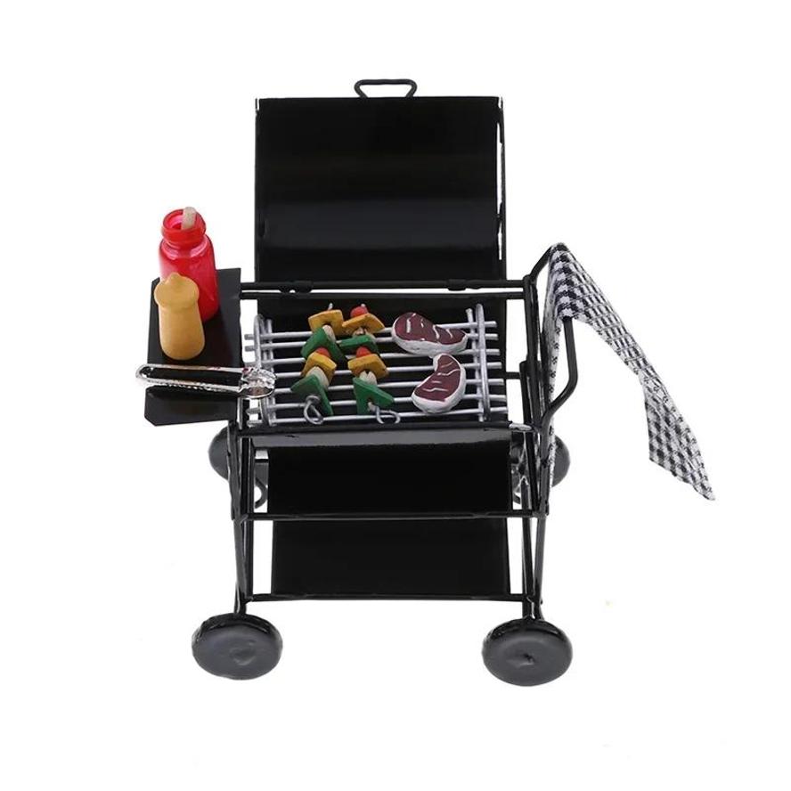 1 sett med mini søte BBQ-matgrill miniatyrpynt for 1/12 skala dukkehus-dingser Kjøkkenmatmøbler BBQ-butikkdekorasjon