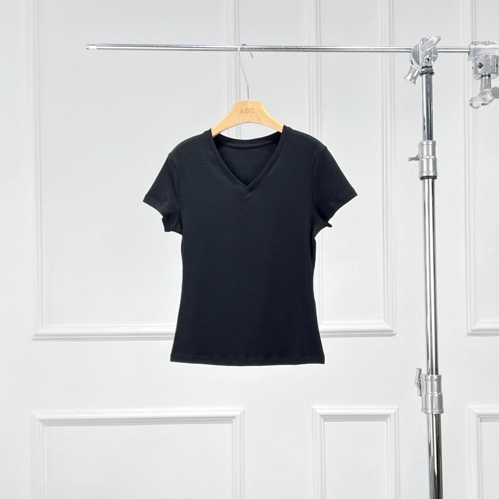 Warren Hailong Elegant Black & White Versatile V-Neck Short-Sleeve Ladies' Fashion Top for Spring/Summer.