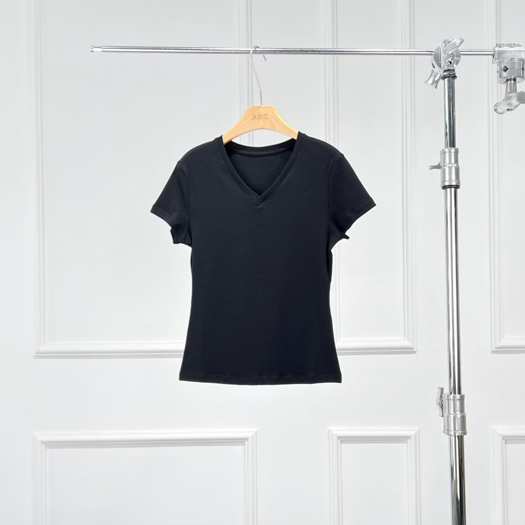 

Warren Hailong Elegant Black & White Versatile V-Neck Short-Sleeve Ladies Fashion Top for Spring/Summer.