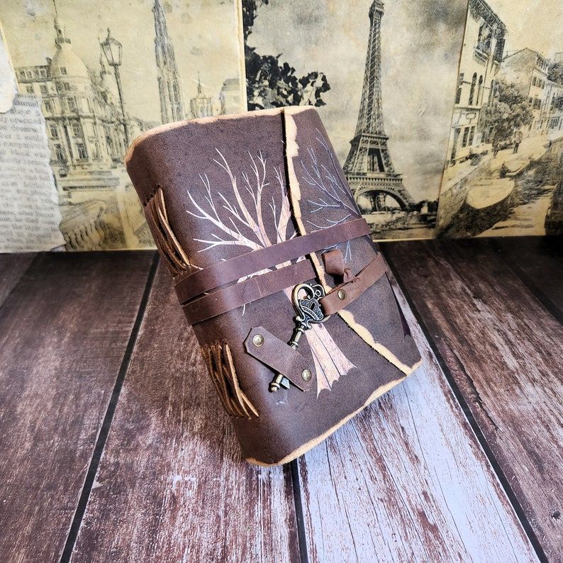 Vintage skórzany dziennik, Estetyczny wzór drzewa, Prezent ślubny, szkicownik z kluczem, Notatnik z postarzanymi stronami, Dziennik snów, Prezent personalizowany.