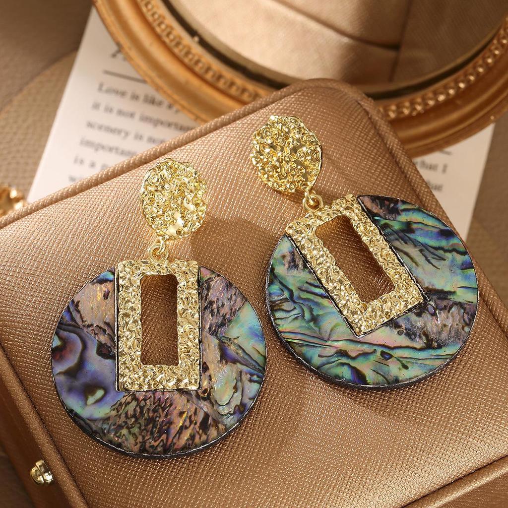 French Retro Seashell Luxury Earrings: Fashionable High-End Ear Drops for Unique Style
