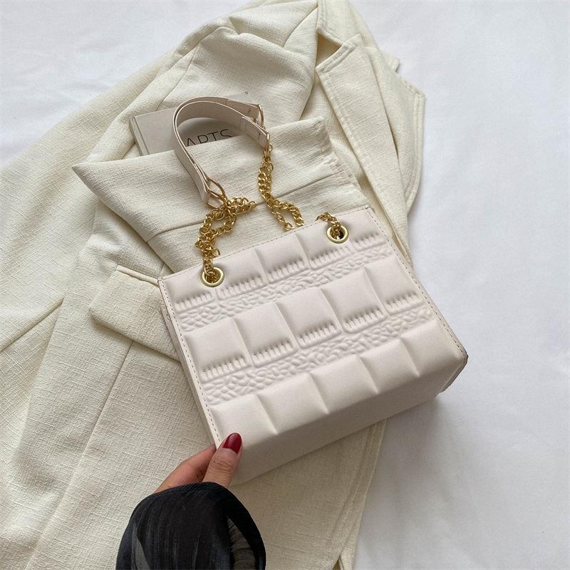 Fashionable Women's Chain Shoulder Bag 2023 Summer New Arrival Chic And Elegant Small Size Characters)