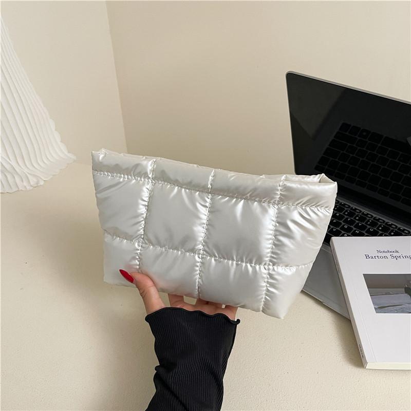 

Простая и легкая маленькая квадратная сумка осень и зима новая универсальная сумка-клатч квадратная вышивка нитью повседневная косметичка белый