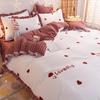 K‑Style Rüschen-Bettrock Bettwäsche-Set Süßer Herz-Druck Weiche gebürstete Mikrofaser Bettbezug Bettlaken Kissenbezüge für Schlafzimmer Heimdekoration