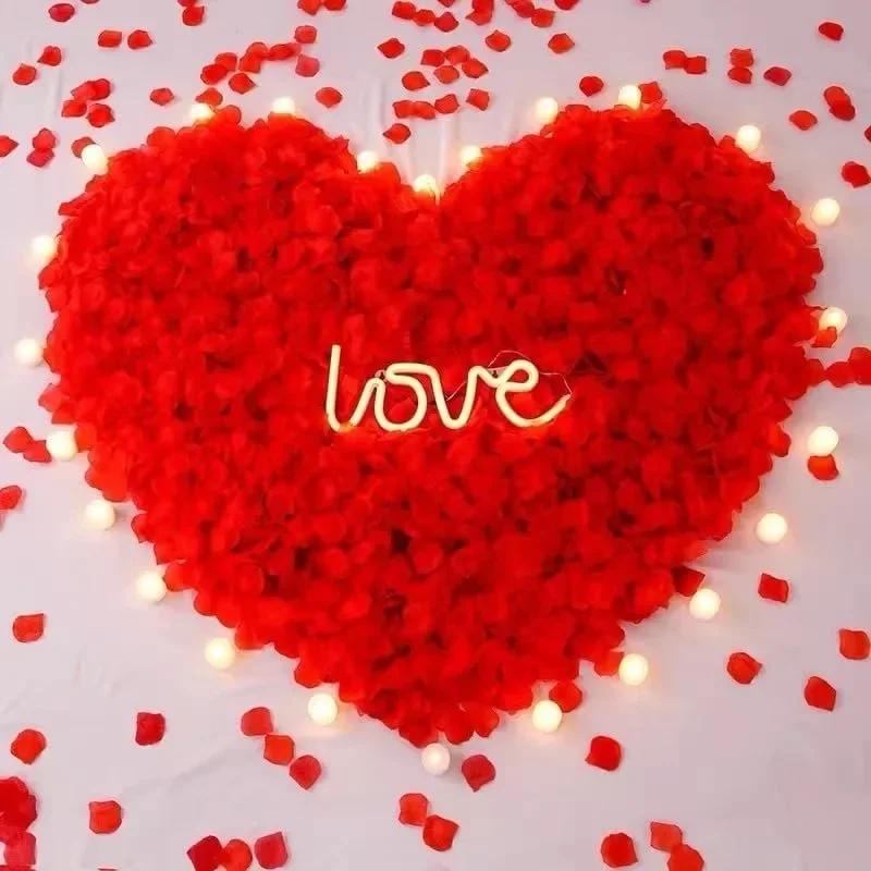The Wedding Room Is Decorated With Simulated Rose Petals, The Proposal Is Arranged With Romantic Wedding Flowers, Creating A Romantic Atmosphere