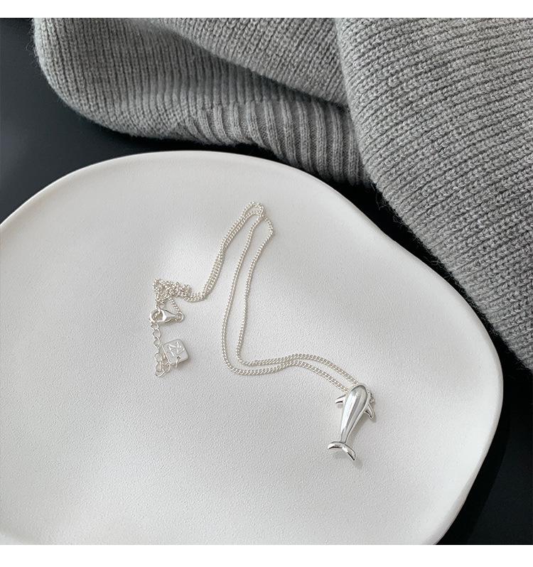 Cartoon Dolphin Pendant Necklace for Women - Small, Lightweight, Fashionable, Niche Design, High-End Clavicle Chain.