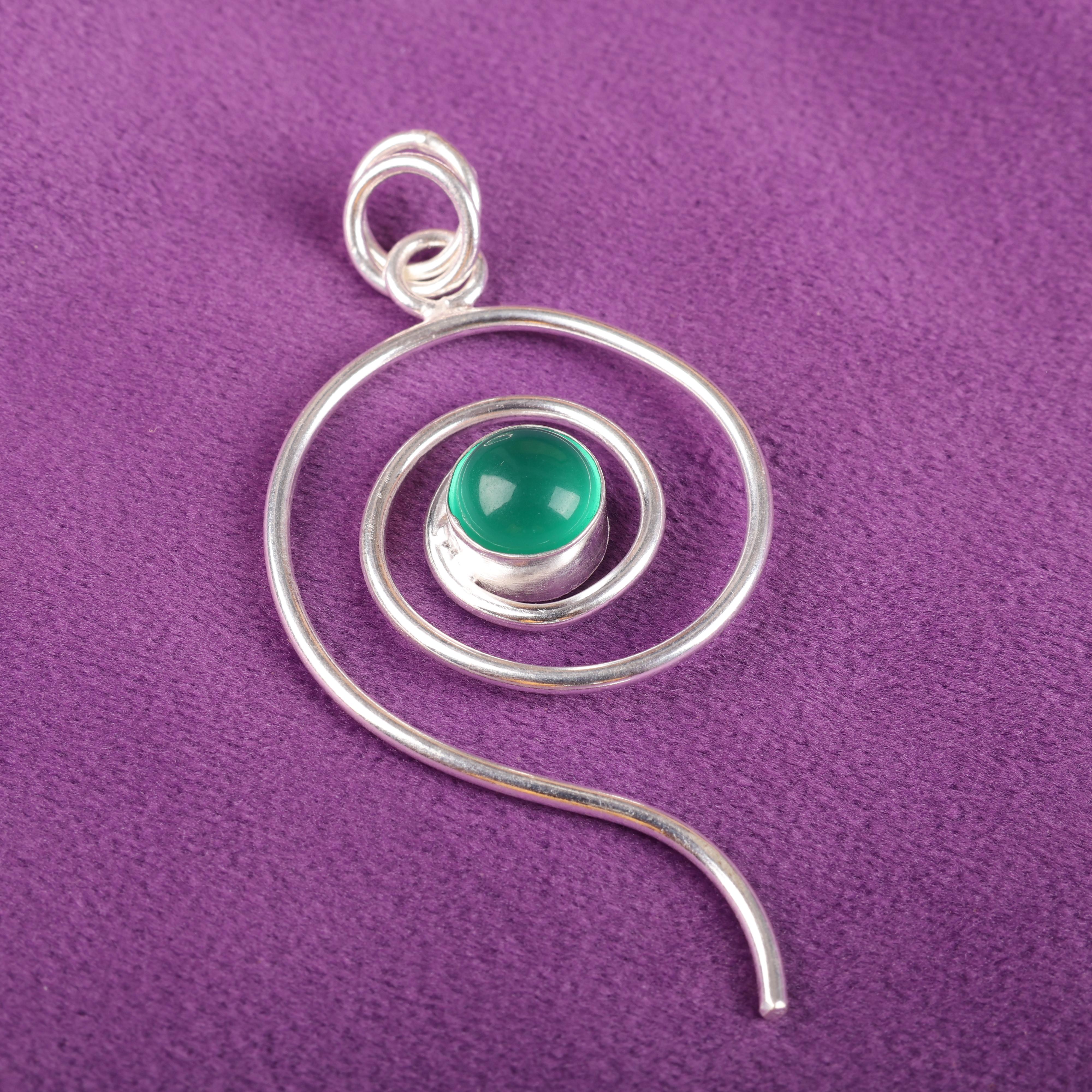 

Подвеска из зеленого оникса кабошон из стерлингового серебра 925 пробы, ювелирное изделие с драгоценным камнем ручной работы, подарок для жены, дизайнерская подвеска, бохо подарок для нее 2.57 Inches зелёный