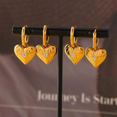 Auf Lager: Mit Diamanten besetzte Ohrringe im Hammermuster-Stil mit echtem 18-Karat-Gold beschichtet. Lichtechte, herzförmige Retro-Ohrringe aus Titanstahl.