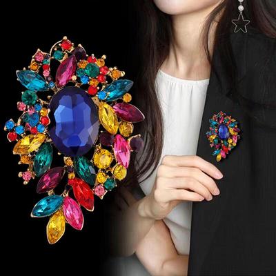 Luxuriöse Vollkristall Übertriebene Brosche für Damen Herren Elegante Strass Wassertropfen Pin Damen Kleidung Mantel Corsagen Zubehör
