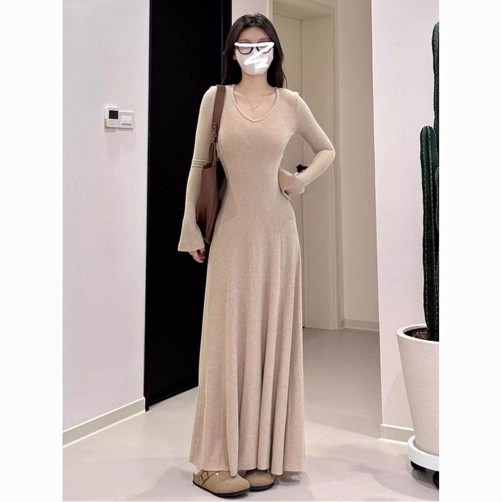 Women's Elegant V-Neck Long Sleeve Knit Dress - Slimming, Versatile, and Flattering for Autumn and Winter