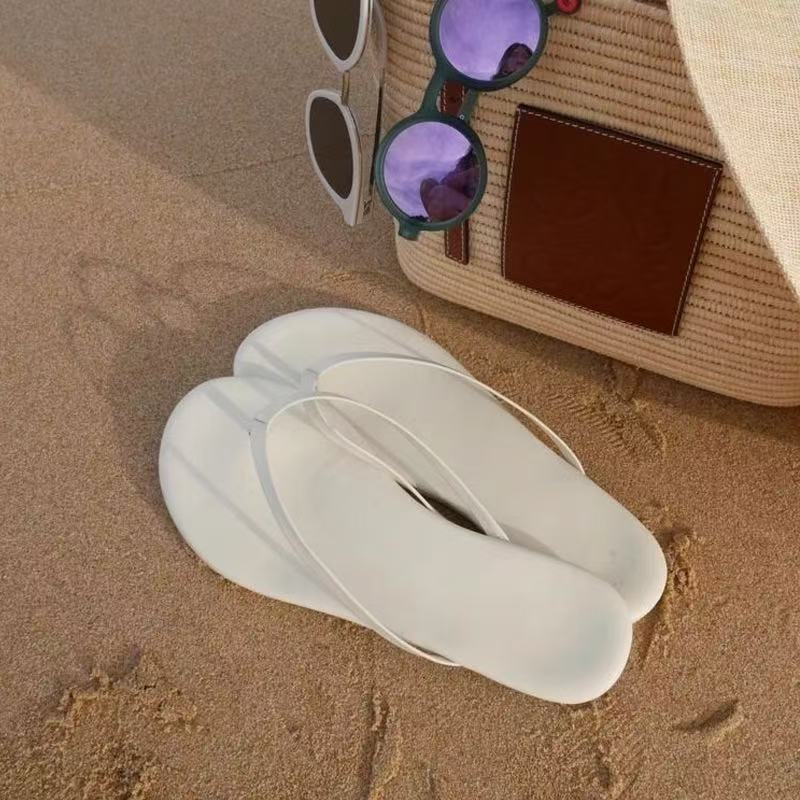 Klype føtter røde flate flip-flops sko kvinner bruker ved sjøen strand sandaler om sommeren