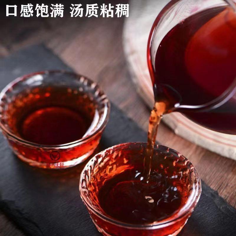 Yunnan Ancient Tree Gammel Pu'er tekake Moden tekake 357g