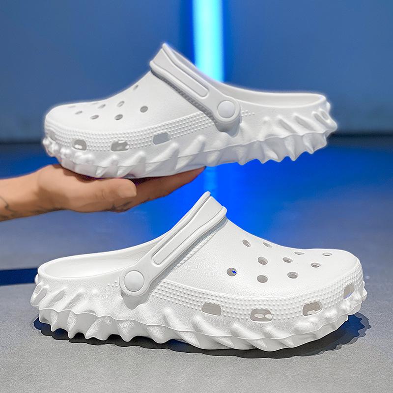 

Hole shoes men s 2025 summer new casual light stepping on shit feeling beach wading baotou two wearing couple sandals 45 білий