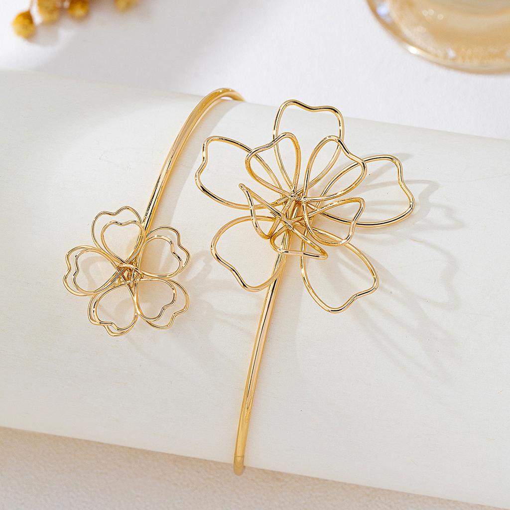 Bohemian Hollow Metal Flower Upper Arm Bracelet for Women Vintage Punk Gold Color Geometric Bangles Party Fashion Jewelry Gifts