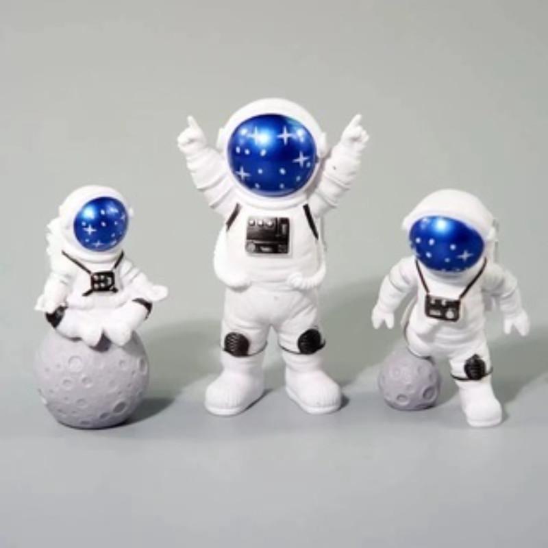 1-4PCS Astronaut Figure Toy Desktop Ornaments Resin Outer Space Birthday Cake Dolls Spaceman Model for Kids Funny Gift