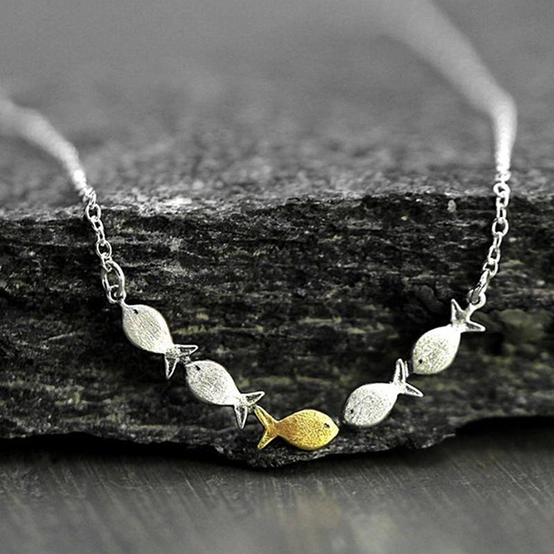 Simma mot strömmen Litet guldfiskhalsband Inspirerande uppmuntrande halsband Justerbara smycken för kvinnor män