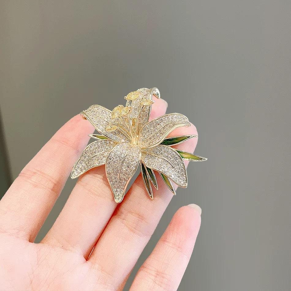 Elegant Diamond Lily Flower Brooch - High-End Versatile Lapel Pin Accessory