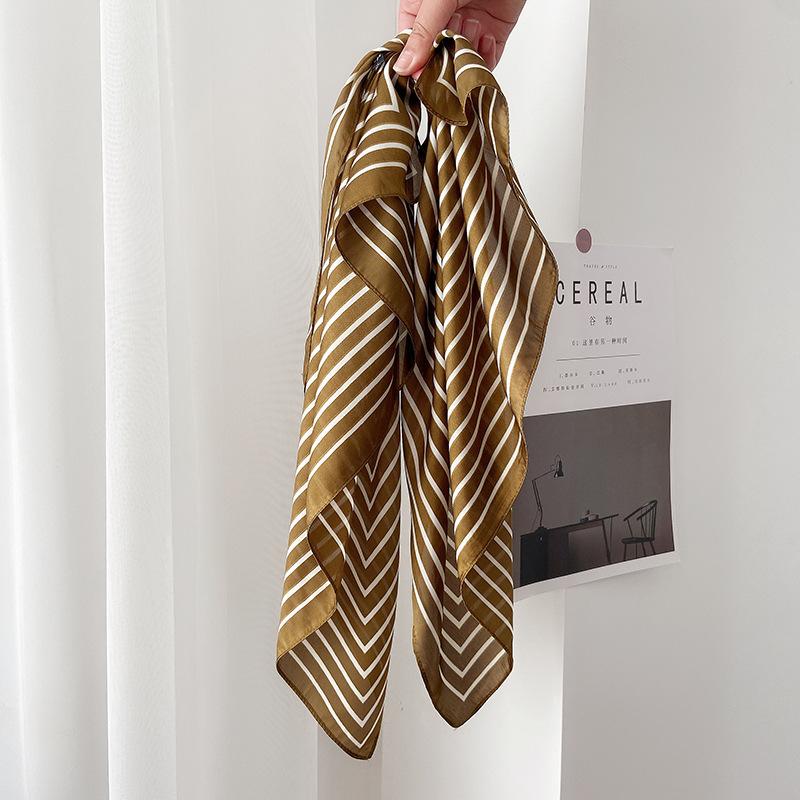 

Маленькое полосатое квадратное полотенце для туризма в пустыне.