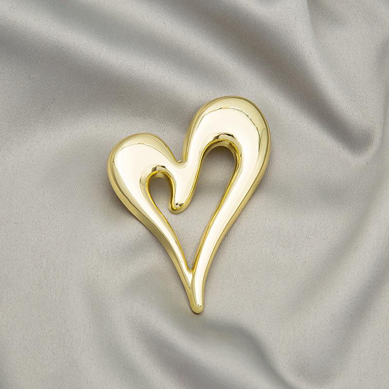 French Cold Wind Light Luxury Metal Glossy Love Design Brooch Pin Simple Temperament Suit Accessories