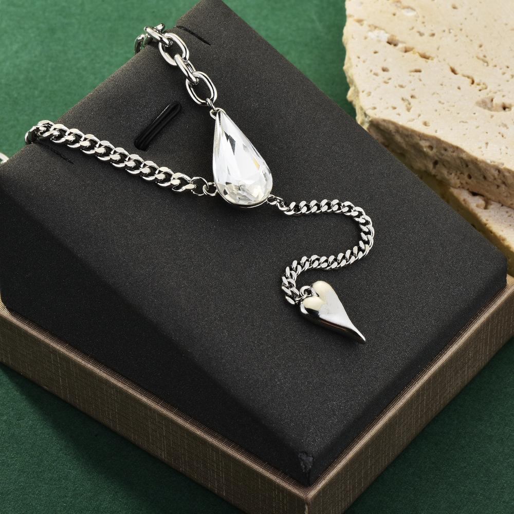 

Модное многослойное ожерелье с кристаллами в форме капли воды для женщин, идеально подходящее для повседневной или формальной носки.