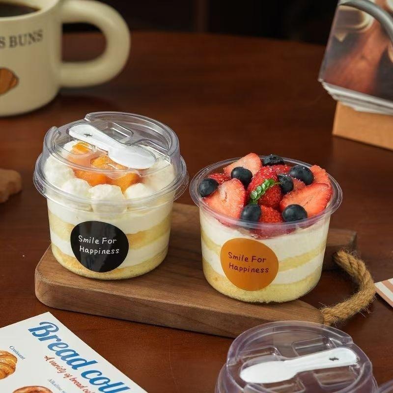50pcs Round Pudding Cups, Disposable Party Cups with Lids and Spoons, Transparent Mousse Cake Boxes, Yogurt Cups Packaging Box