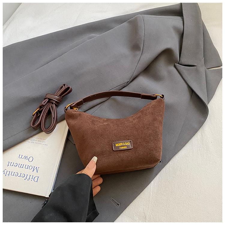 2025 new versatile bucket bag ins small bag shoulder messenger bag niche design retro commuter bag women