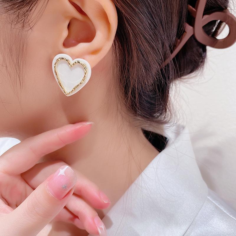 Vintage Hyperbole Black White Heart-shaped Stud Earrings For Woman Luxury Party Unusual Earrings Fashion Gift 2022