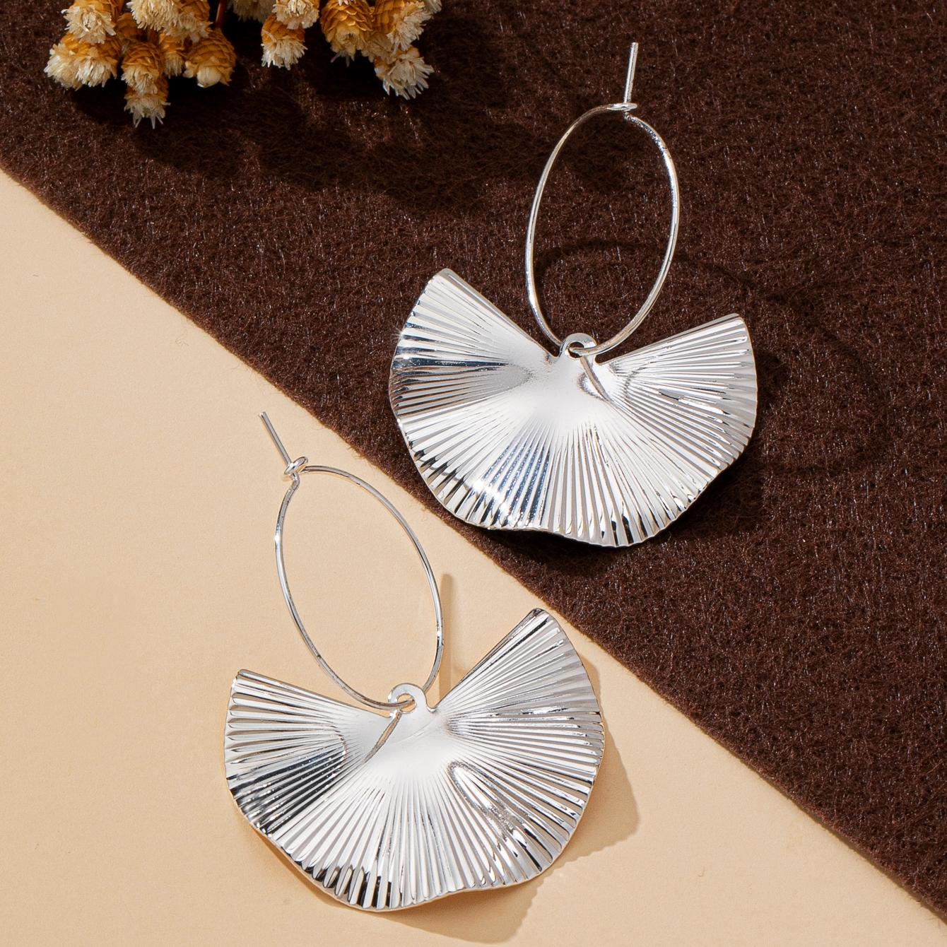 

A Pair of Women s Earrings, Geometric Fan-Shaped Simple and Stylish Pendant Earrings, Suitable for Daily Wear and Vacation Wear