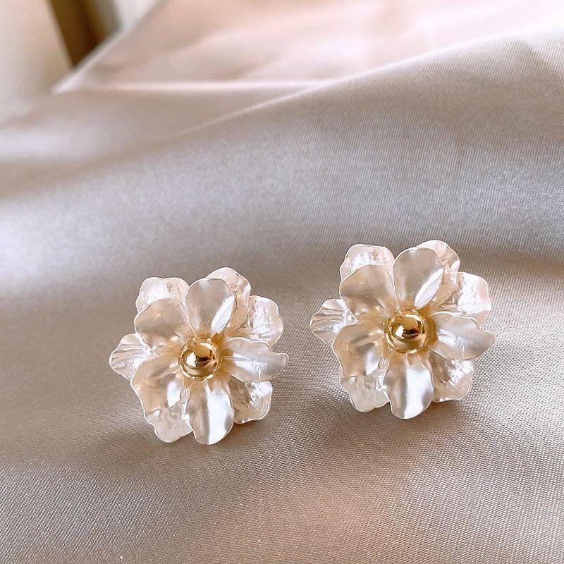 High-End White Flower Stud Earrings Women Temperament Niche Earrings 2025 New Popular Ear Rings Unique Exquisite