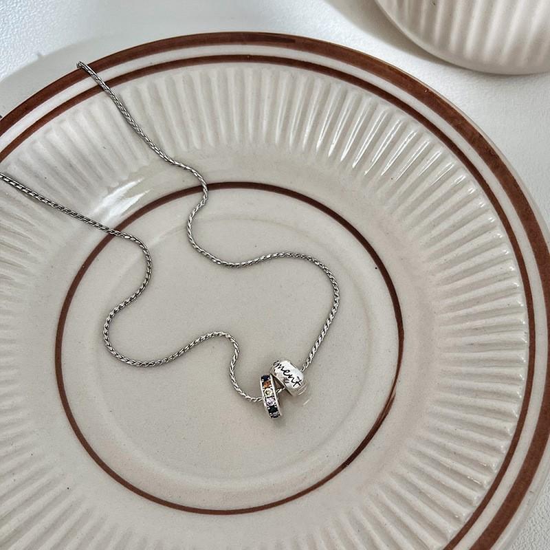 ANENJERY Halskette mit Buchstaben-Anhänger aus farbigen Zirkonia für Damen, zartes Design, Schlüsselbeinkette