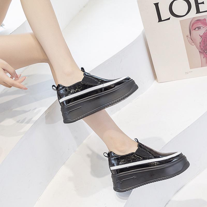 2024 Spring/Autumn Women's British Platform Slip-On Shoes with Thick Sole