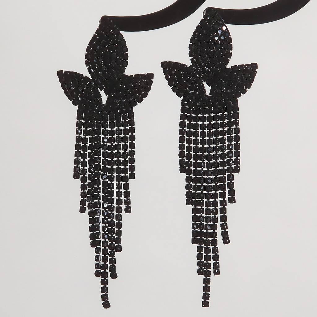 Czerwono-czarne długie kolczyki z frędzlami w kształcie trójlistnego kwiatu.