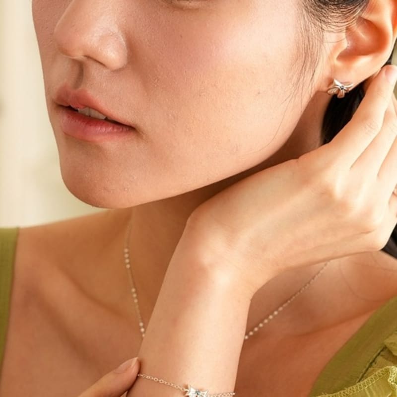 BELLOOGGI Blue diamond ribbon bracelet